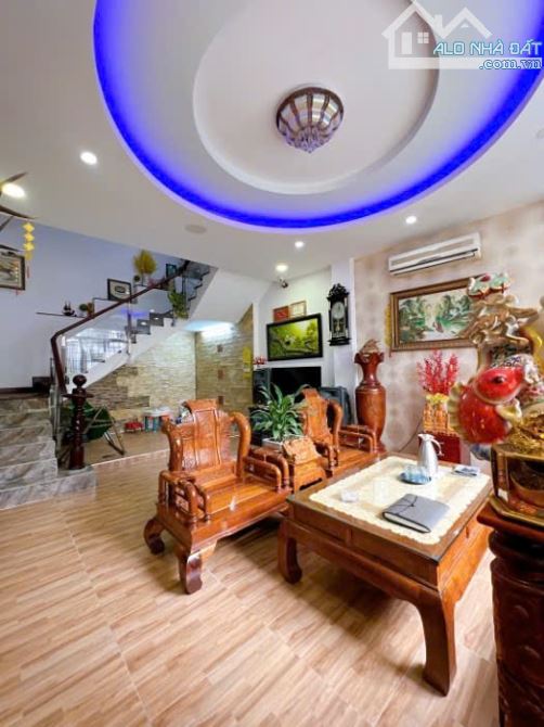 Bán Biệt thự Tôn Đản, Q4, 150m2, 10m x 15m, 4 lầu chỉ 10,8 tỷ!