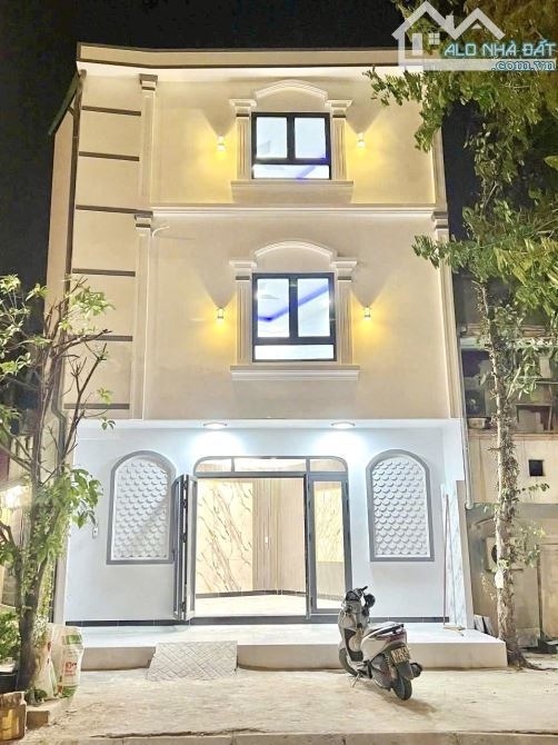 Nhà Đẹp 3 Tầng - Mặt Tiền Đường Nhánh Cầu Tân Thuận - Khu Sầm Uất - 4 TỶ5