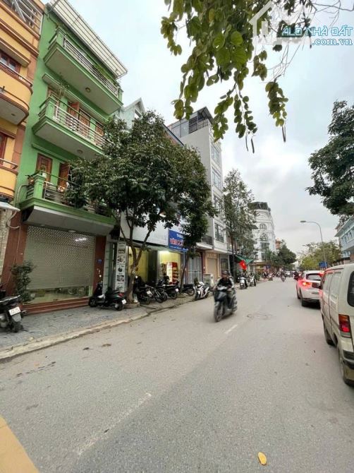 MẶT PHỐ LÊ LỢI HÀ ĐÔNG GẦN CHỢ HÀ ĐÔNG KINH DOANH VỈA HÈ GIÁ ĐẦU TƯ