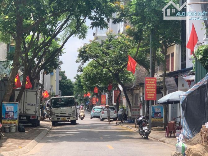 BÁN NHÀ THẠCH BÀN 40M-7 TẦNG-5MT-6 TỶ  NHÀ ĐẸP THIẾT KẾ HIỆN ĐẠI