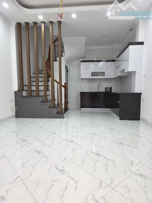 Bán nhà phố Nguyễn Văn Linh, 30m2- 5 tầng- mt4m- 5.5 tỷ, gần, bigC Long Biên