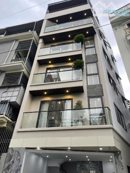Bán nhà phố Nguyễn Văn Linh, 56m2- 6 tầng lô góc, gara, thang máy, trước nhà ô tô tránh
