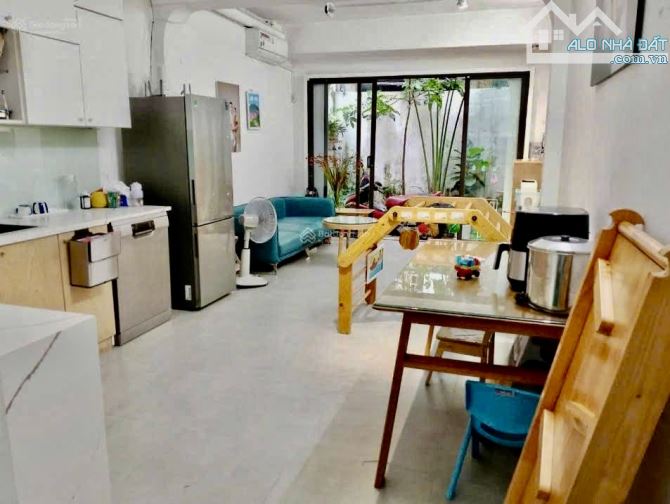 Bán nhà gần mặt phố, 51m2, 4 ngủ, hơn 8 tỷ