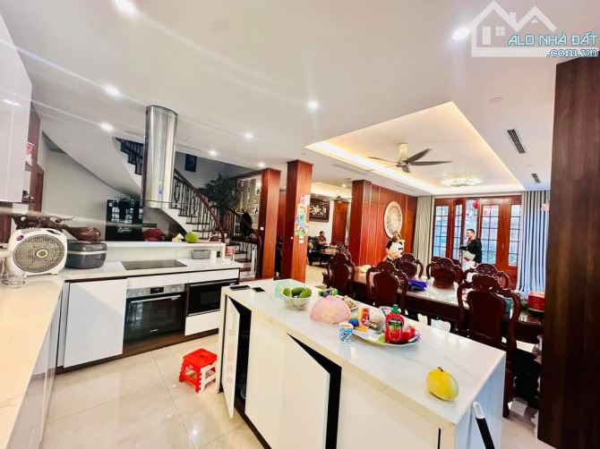 Bán biệt thự Bắc Hà Tố Hữu, 250m2*4T, nhà 2 mặt tiền 11m, trung tâm, đẳng cấp, ở luôn