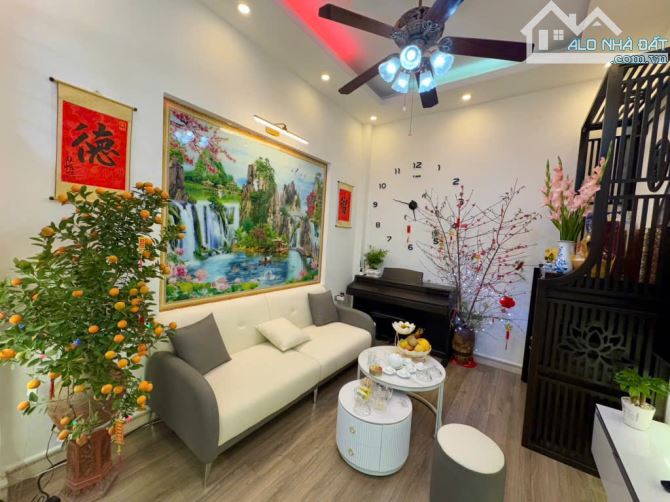 BÁN NHÀ NGUYỄN VĂN LINH – NHÀ ĐẸP DÂN XÂY – FULL NỘI THẤT – Ô TÔ ĐỖ CỬA – 38M² – GIÁ 4.95
