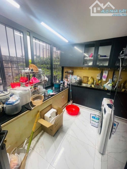 Bán gấp tập thể B2 195 Đội Cấn💥2 Ngủ+WC💥Sổ riêng💥Nhà đẹp ở luôn💥Oto đỗ💥2.9 Tỷ