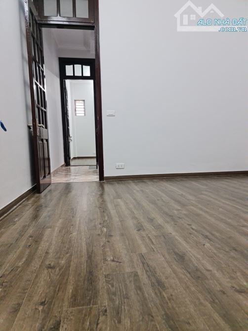 Nhà Chủ Tự Xây Phố Đội Cấn, Ngõ Ba Gác, DT 42m2*4T, MT 3.5m, Giá 8.1 Tỷ.