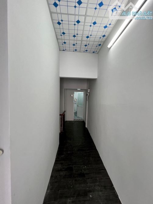 NHÀ 2 TẦNG SÁT BÊN CHỢ HÓC MÔN - HẺM XE HƠI THÔNG TỨ TUNG - NGAY TRUNG TÂM HÀNH CHÍNH - ĐA - 11