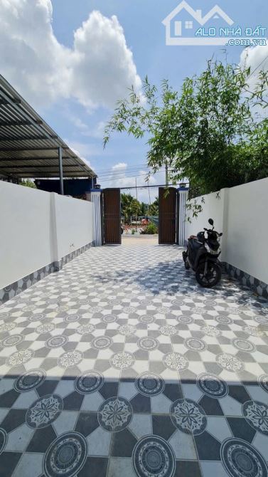 Bán nhà 2 lầu Mặt Tiền Đường Long Phú,  Tân Kim, thị trấn Cần Giuộc:  DT 100m2 - 11