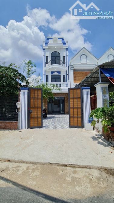 Bán nhà 2 lầu Mặt Tiền Đường Long Phú,  Tân Kim, thị trấn Cần Giuộc:  DT 100m2 - 13
