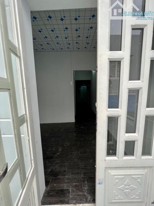 NHÀ 2 TẦNG SÁT BÊN CHỢ HÓC MÔN - HẺM XE HƠI THÔNG TỨ TUNG - NGAY TRUNG TÂM HÀNH CHÍNH - ĐA - 14