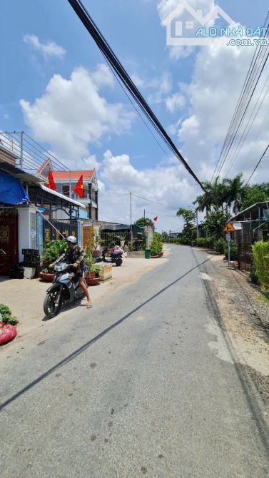Bán nhà 2 lầu Mặt Tiền Đường Long Phú,  Tân Kim, thị trấn Cần Giuộc:  DT 100m2 - 15