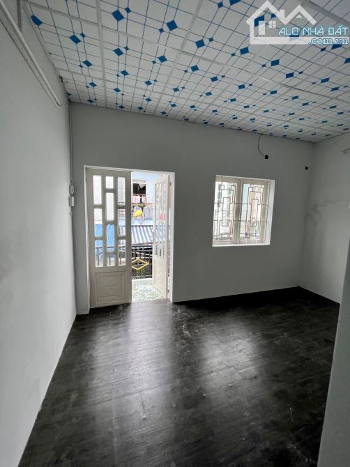 NHÀ 2 TẦNG SÁT BÊN CHỢ HÓC MÔN - HẺM XE HƠI THÔNG TỨ TUNG - NGAY TRUNG TÂM HÀNH CHÍNH - ĐA - 17