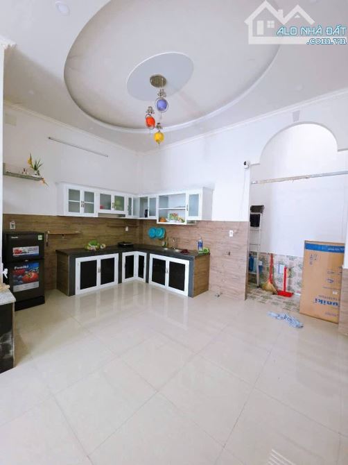 Bán nhà 2 tầng hẻm xe hơi  Trung tâm P Dĩ an Dt 72m2 giá chỉ 3,5 tỉ - 2