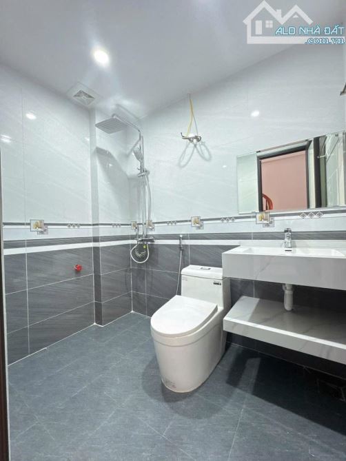 Bán nhà phố Nguyễn Văn Linh, 30m2- 5 tầng- mt4m- 5.5 tỷ, gần, bigC Long Biên - 2