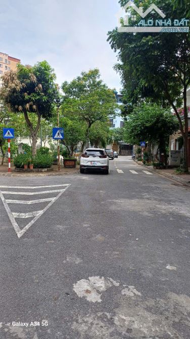 Bán đất  đấu giá  phường Việt Hưng Hà Nội 72,6  m2 mặt tiền 5 m view vườn hoa - 3