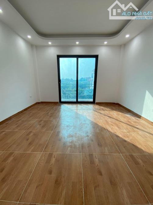Nhà 3 tầng 45m2, ô tô đỗ cửa, gần cầu Hưng Đạo, 1km ra ủy ban Đông La, giá 3,7 tỷ - 3