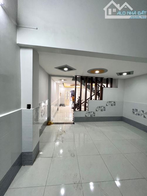 NHÀ 2 TẦNG SÁT BÊN CHỢ HÓC MÔN - HẺM XE HƠI THÔNG TỨ TUNG - NGAY TRUNG TÂM HÀNH CHÍNH - ĐA - 3