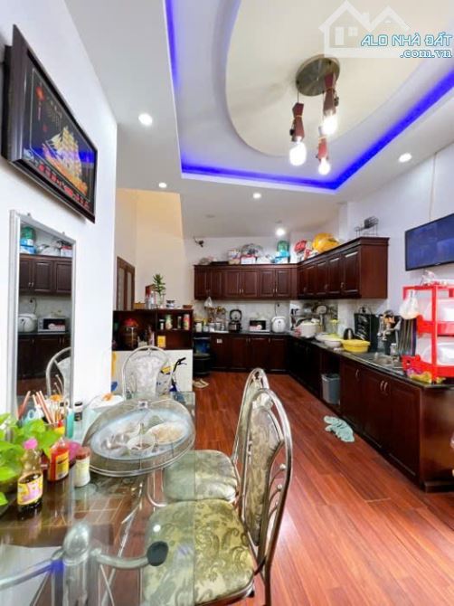 Bán Biệt thự Tôn Đản, Q4, 150m2, 10m x 15m, 4 lầu chỉ 10,8 tỷ! - 3