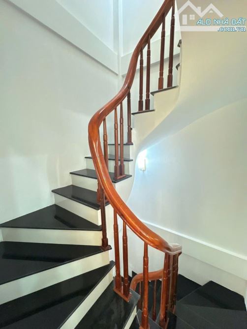 Bán nhà phố Nguyễn Văn Linh, 30m2- 5 tầng- mt4m- 5.5 tỷ, gần, bigC Long Biên - 3