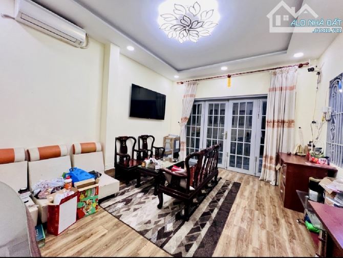 BÁN NHÀ 2 TẦNG GẦN CHỢ ĐẦU MỐI HÓC MÔN - GẦN VÀNH ĐAI 3 - SỔ HỒNG RIÊNG - CHỈ 5.X TỶ - 3