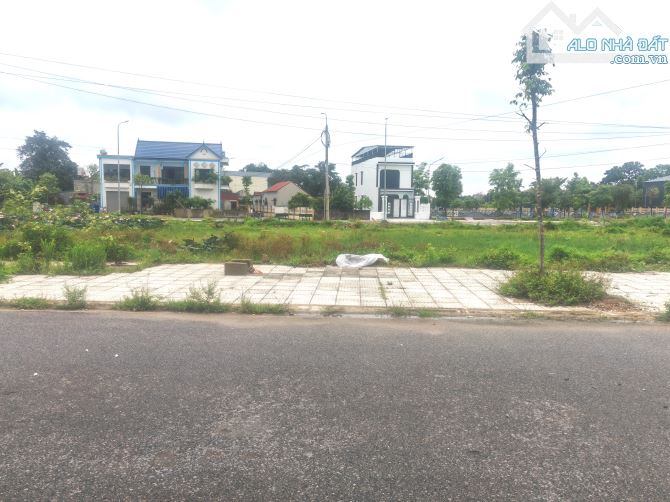 Siêu rẻ, lô góc 93,5m2 đường 20,5m phường Đông Sơn vị trí kinh doanh tốt giá đầu tư chỉ 1, - 4