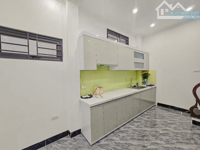 Bán nhà Lê Thanh Nghị 39m2, 5T, mt 4m lô góc, thang máy, gần phố, sổ đẹp. Giá 11.6 tỷ CTL - 4