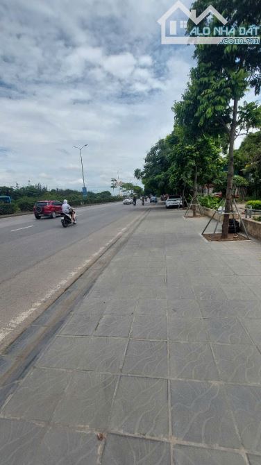 Bán nhà phố Nguyễn Văn Linh, 56m2- 6 tầng lô góc, gara, thang máy, trước nhà ô tô tránh - 4