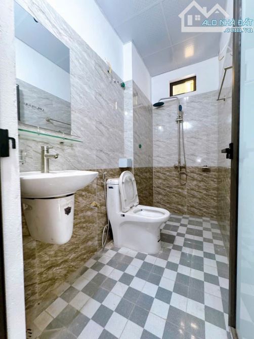 Nhà 4 tầng 36m2, 4 ngủ, ô tô đỗ ngõ, ngay ngã tư xanh đỏ Ỷ La Dương Nội, giá 4.8 tỷ - 5