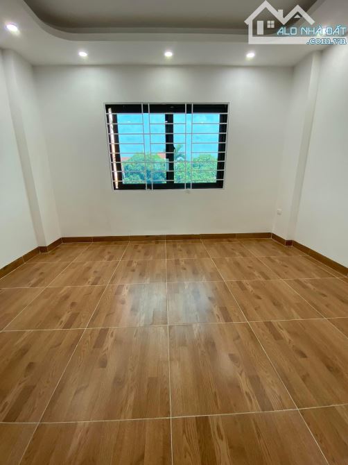 Nhà 3 tầng 45m2, ô tô đỗ cửa, gần cầu Hưng Đạo, 1km ra ủy ban Đông La, giá 3,7 tỷ - 5