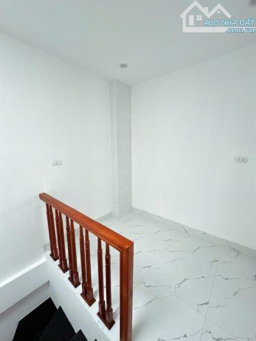 Bán nhà phố Nguyễn Văn Linh, 30m2- 5 tầng- mt4m- 5.5 tỷ, gần, bigC Long Biên - 5