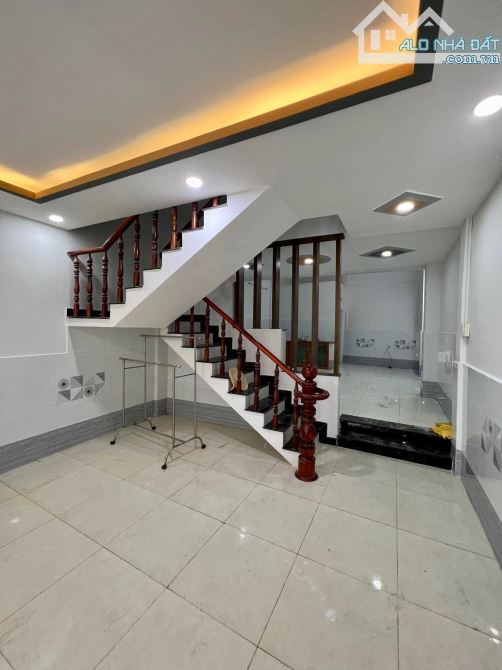 NHÀ 2 TẦNG SÁT BÊN CHỢ HÓC MÔN - HẺM XE HƠI THÔNG TỨ TUNG - NGAY TRUNG TÂM HÀNH CHÍNH - ĐA - 8