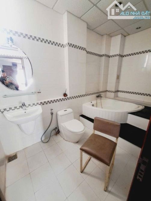 Nhà bán: đường nguyễn Suý, phường Tân quý . Q Tân Phú. DTSD 140m2. 4tầng. Giá 23,9 tỷ - 8