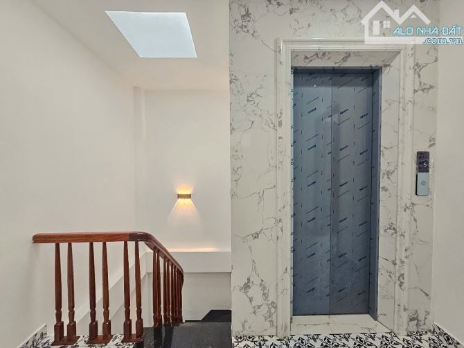 Bán nhà Lê Thanh Nghị 39m2, 5T, mt 4m lô góc, thang máy, gần phố, sổ đẹp. Giá 11.6 tỷ CTL - 8
