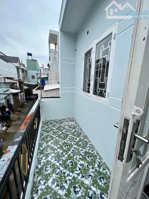 NHÀ 2 TẦNG SÁT BÊN CHỢ HÓC MÔN - HẺM XE HƠI THÔNG TỨ TUNG - NGAY TRUNG TÂM HÀNH CHÍNH - ĐA - 9