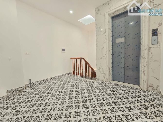 Bán nhà Lê Thanh Nghị 39m2, 5T, mt 4m lô góc, thang máy, gần phố, sổ đẹp. Giá 11.6 tỷ CTL - 9