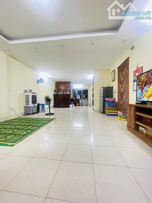 Bán căn hộ 83m2, CC Bộ công an 79 Thanh Đàm, ban công hướng Nam, full nội thất