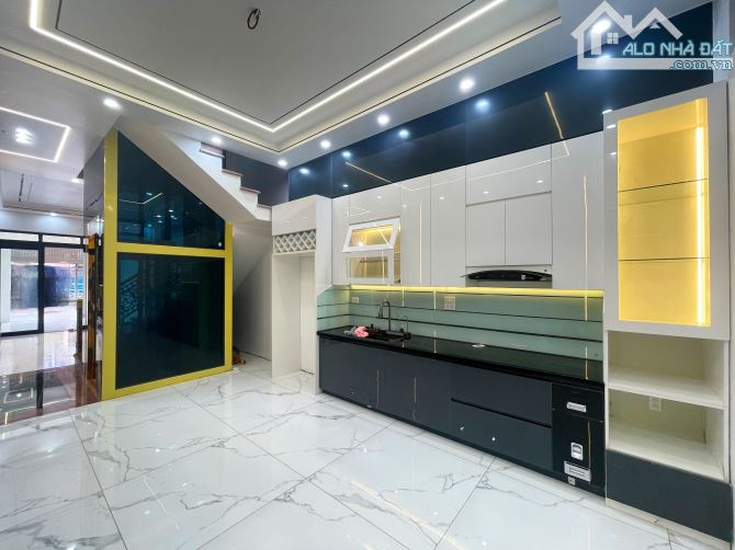 Nhà 4 tầng thang máy mặt đường Phủ Thượng Đoạn - 80m2 - Vỉa hè rộng