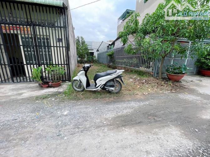 bán lô đất 90m2- thị trấn đức hòa- long an- gần trường đại học tân tạo