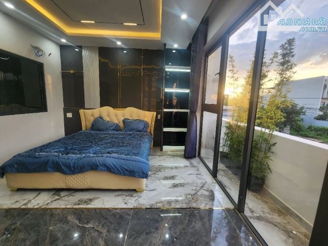 Nhà đẹp 3 tầng mặt tiền Lỗ Giáng, Hòa Xuân