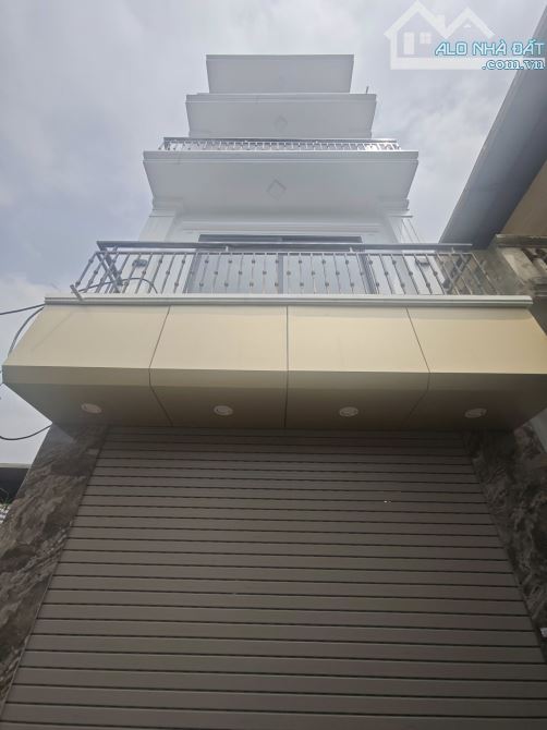 Ngã 3 Thôn 1 Đông Mỹ. nhà 4 tầng, 47m, xây độc lập, 4 ngủ, giá 5.5 tỷ, gần đường oto