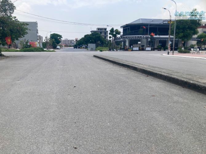 Lô góc ngã tư mặt đường 30m Đất tái định cư Gốc Lim, Đằng Hải . D.tích: 92m (ngang 5