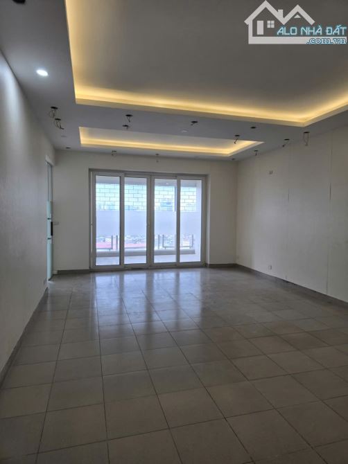 Cho thuê căn hộ dt 144m2 có thể làm văn phòng hoặc để ở lâu dài giá cực rẻ