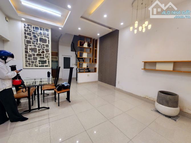 Bán nhà Nguyễn Thị Tần Q8 (5x10) - Nhà đẹp sân thượng, hẻm rộng ngay chợ Rạch Ông