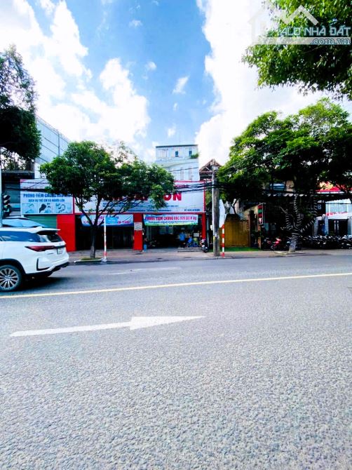 Nhà bán mặt tiền đường Phan Trung sổ hồng 245m2 đang cho thuê 50 triệu/tháng giá 27 tỷ