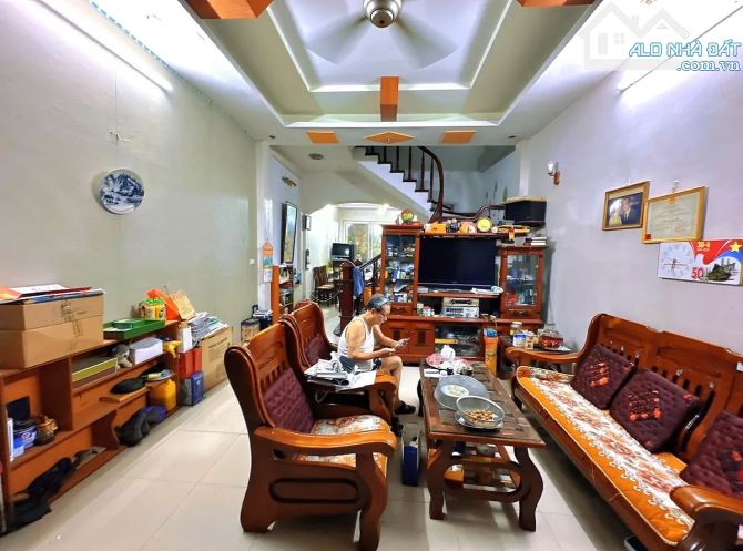 Bán nhà Cầu Giấy, gần phố, lõi quận tiện ích không thiếu gì, dân xây chắc chắn, giá tốt
