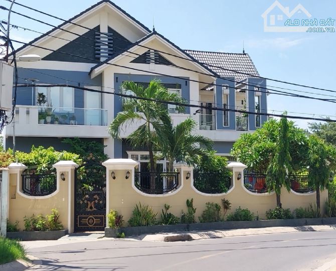 BIỆT THỰ CAO CẤP 2 TẦNG – HỒ BƠI- NỘI THẤT CAO CẤP-380M2- TÂN XUÂN- HÓC MÔN