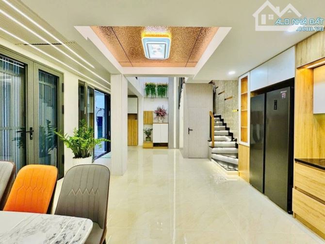 5 TẦNG FULL NỘI THẤT GẦN CHỢ THẠCH ĐÀ - DTS 105m2 - NGANG KHỦNG 7.5m - 5.6 TỶ - 11
