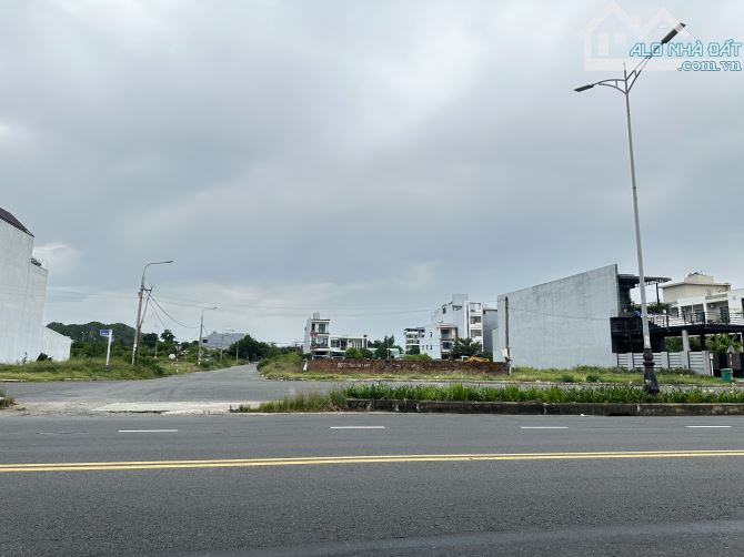 BÁN LÔ GÓC 2MT TRƯỜNG SA 500M2 ĐỐI DIỆN BÃI TẮM SƠN THUỶ ĐÀ NẴNG - 1