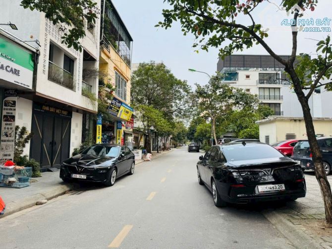 💥 Hàng Hiếm Mặt Phố Nguyễn Văn Hưởng - Việt Hưng DT 108m2 - MT 6m vuông vắn, 2 thoáng - 1